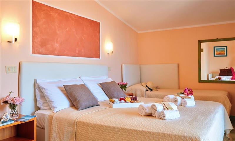 Hotel La Pergola Санта-Мария-ди-Кастеллабате Экстерьер фото