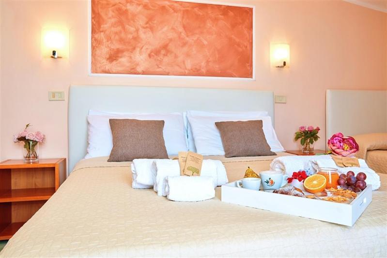 Hotel La Pergola Санта-Мария-ди-Кастеллабате Экстерьер фото