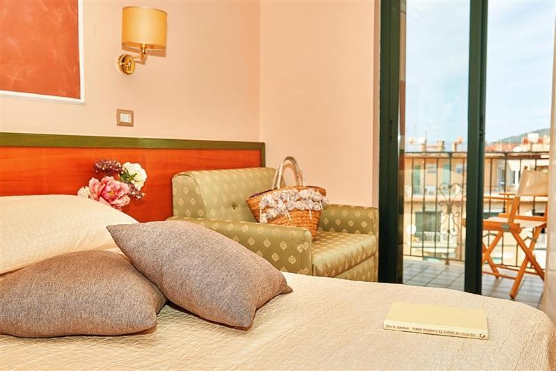 Hotel La Pergola Санта-Мария-ди-Кастеллабате Экстерьер фото