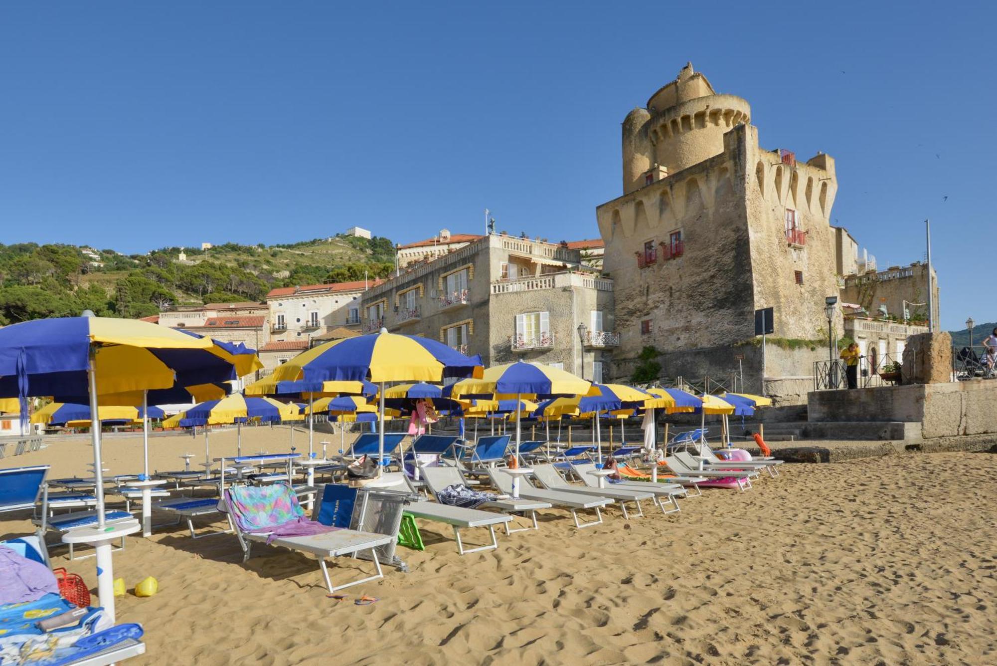 Hotel La Pergola Санта-Мария-ди-Кастеллабате Экстерьер фото