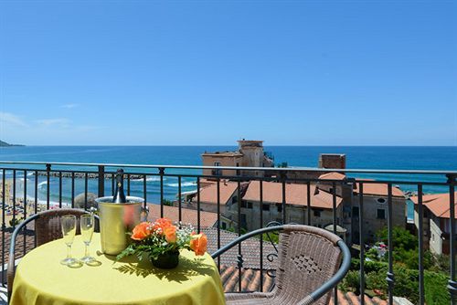 Hotel La Pergola Санта-Мария-ди-Кастеллабате Экстерьер фото