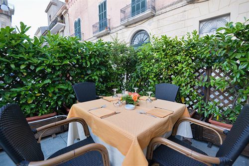 Hotel La Pergola Санта-Мария-ди-Кастеллабате Экстерьер фото