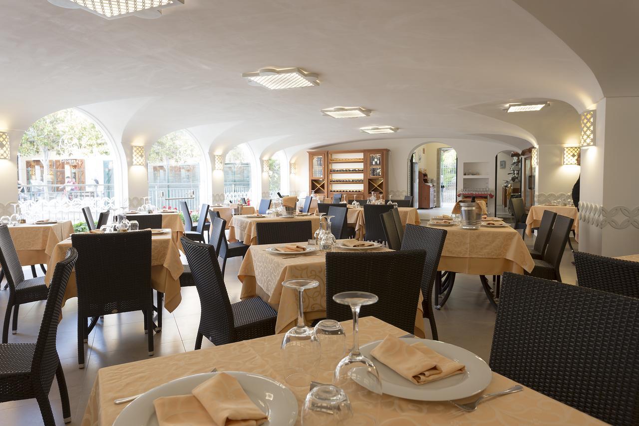 Hotel La Pergola Санта-Мария-ди-Кастеллабате Экстерьер фото