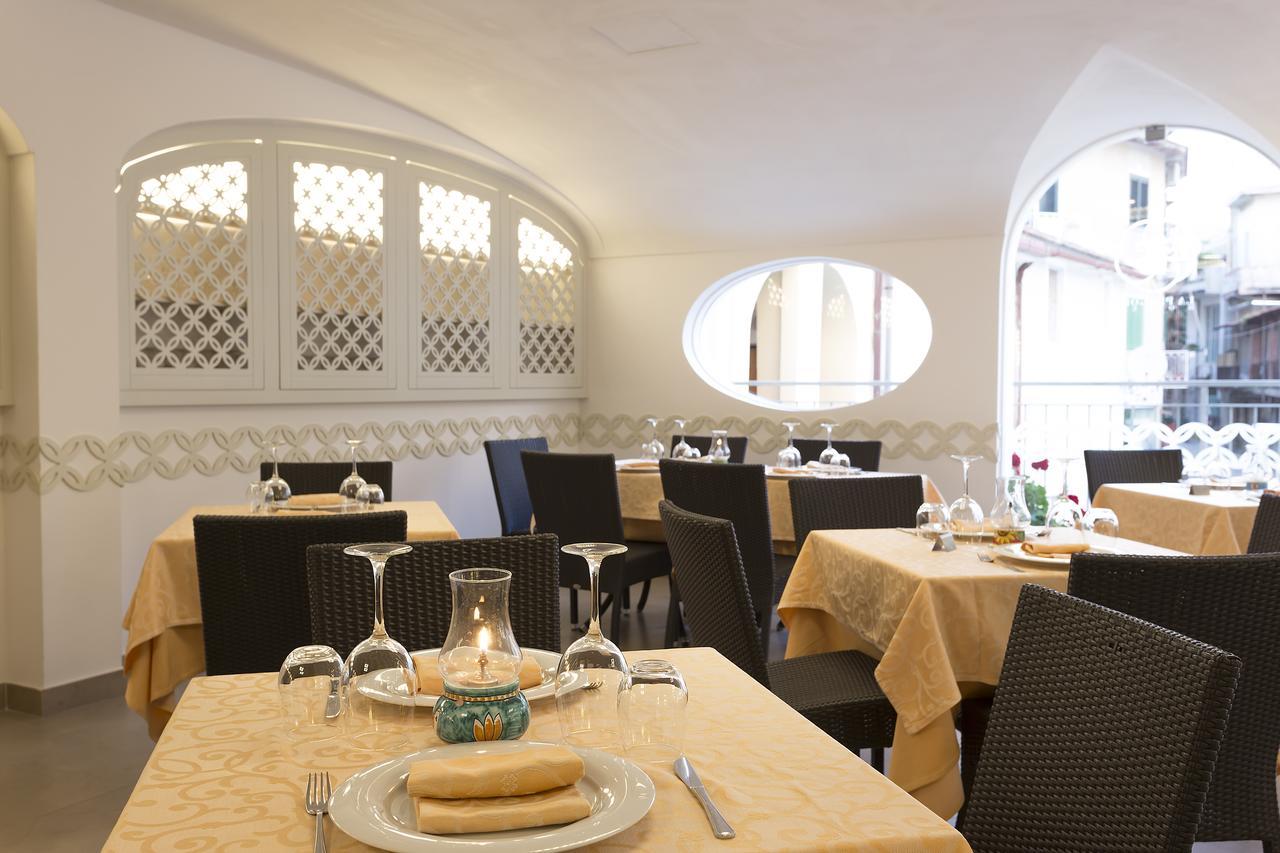 Hotel La Pergola Санта-Мария-ди-Кастеллабате Экстерьер фото