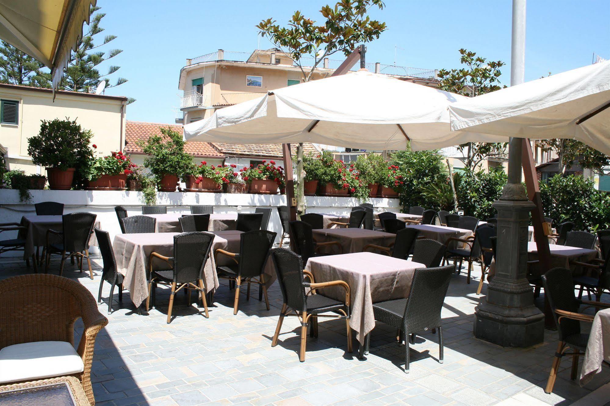 Hotel La Pergola Санта-Мария-ди-Кастеллабате Экстерьер фото