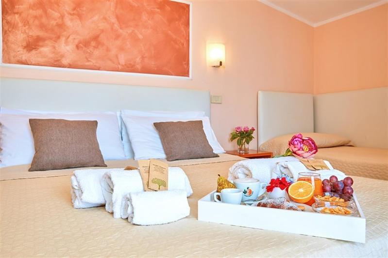 Hotel La Pergola Санта-Мария-ди-Кастеллабате Экстерьер фото